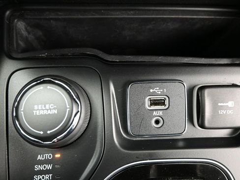 Used 2019 Jeep Cherokee Limited image 18