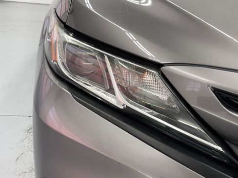 Used 2018 Toyota Camry SE w/ Accessory Appearance Package image 10