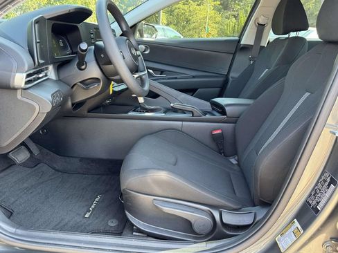 Used 2025 Hyundai Elantra SE FWD image 21