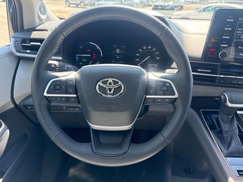 Used 2022 Toyota Sienna XLE w/ XLE Plus Package image 14