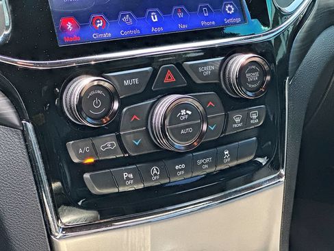 Used 2020 Jeep Grand Cherokee Altitude AWD/4WD image 14