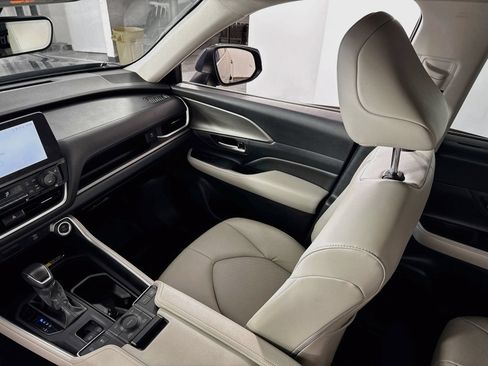 Certified 2024 Toyota Grand Highlander AWD image 16