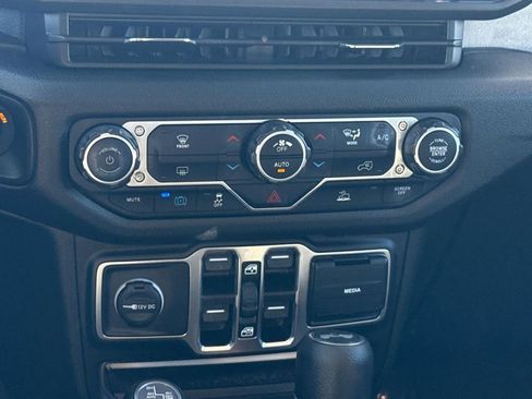 Used 2024 Jeep Wrangler Unlimited image 18