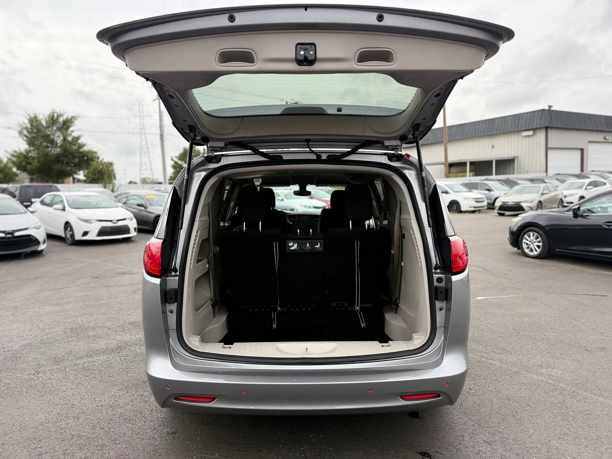 Used 2017 Chrysler Pacifica LX w/ Tire & Wheel Group FWD image 5