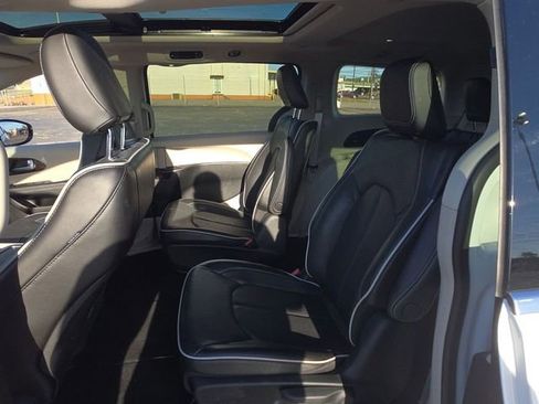 Used 2023 Chrysler Pacifica Limited image 23