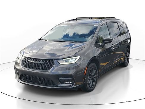 Certified 2021 Chrysler Pacifica Touring-L w/ Uconnect Theater Family Group image 2