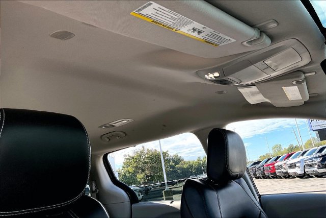 Used 2023 Chrysler Pacifica Touring-L FWD image 27