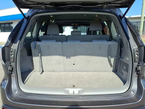 Used 2014 Toyota Highlander LE AWD/4WD image 25