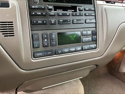 Used 2003 Lincoln Town Car Signature RWD image 21