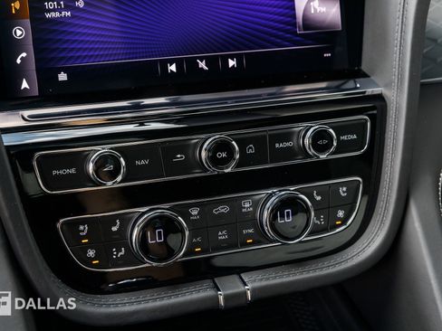 Used 2023 Bentley Bentayga image 30