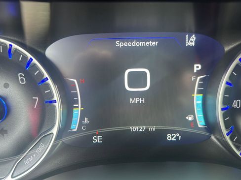 Used 2025 Chrysler Pacifica Select image 15