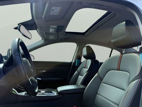 Used 2021 Nissan Sentra SR w/ SR Premium Package image 12