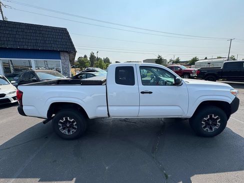 Used 2022 Toyota Tacoma SR AWD/4WD image 15