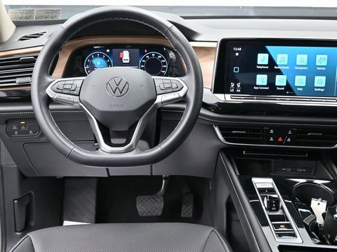 Used 2024 Volkswagen Atlas SE w/ Black Wheel Package image 27