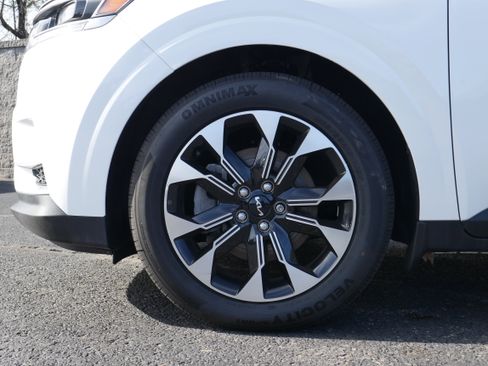 Used 2024 Kia Carnival EX FWD image 13