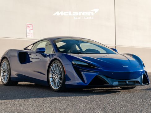New 2026 McLaren Artura image 9
