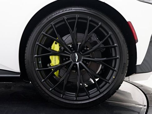 Used 2023 Aston Martin V8 Vantage Roadster image 34