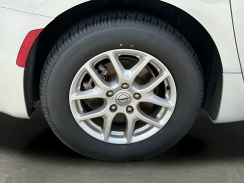 Used 2024 Chrysler Pacifica Touring-L image 14