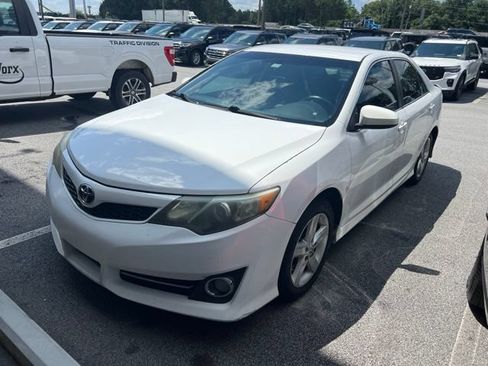 Used 2014 Toyota Camry SE FWD image 3