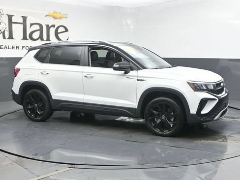 Used 2023 Volkswagen Taos SE w/ Panoramic Sunroof Package FWD image 1