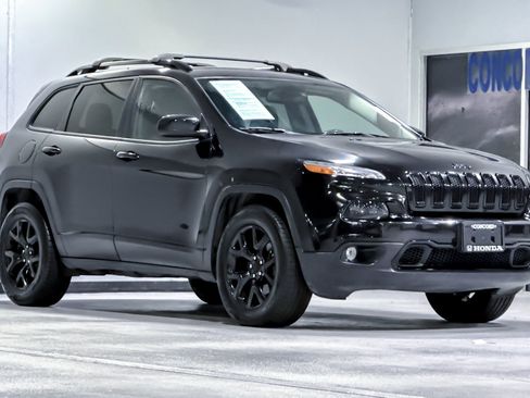 Used 2016 Jeep Cherokee Latitude w/ Cold Weather Group AWD/4WD image 7
