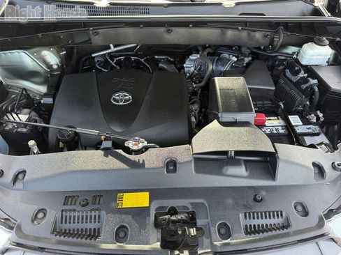 Used 2019 Toyota Highlander XLE FWD image 34