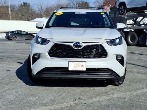 Used 2023 Toyota Highlander XLE image 2