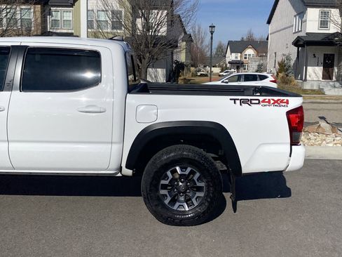 Used 2017 Toyota Tacoma TRD Off-Road image 4
