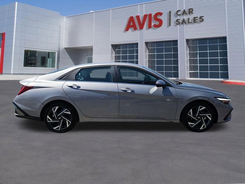 Used 2025 Hyundai Elantra Limited FWD image 7