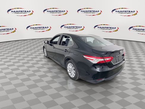 Used 2018 Toyota Camry LE image 6
