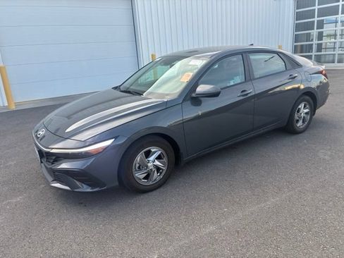 Used 2025 Hyundai Elantra SE FWD image 2