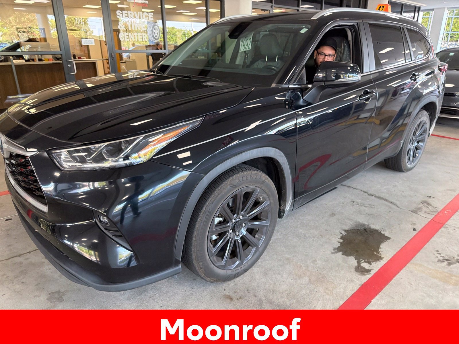 Used 2023 Toyota Highlander Bronze Edition FWD image 11