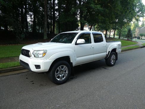 Used 2012 Toyota Tacoma PreRunner w/ TRD Sport Upgrade Pkg RWD image 28