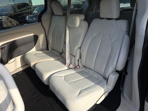 Used 2017 Chrysler Pacifica Touring image 28