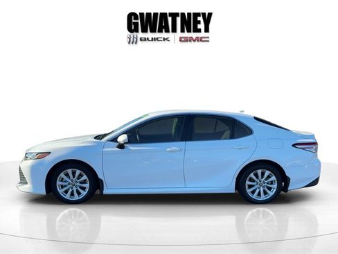 Used 2020 Toyota Camry LE image 3