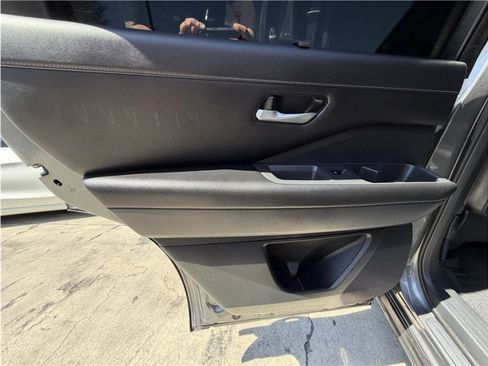 Used 2022 Nissan Pathfinder SL FWD image 19