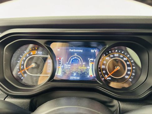 Used 2025 Jeep Wrangler Unlimited Rubicon w/ Convenience Group AWD/4WD image 9