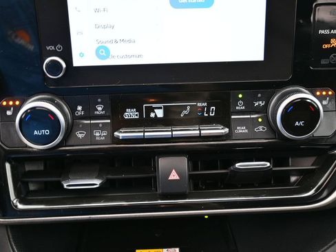 Used 2023 Toyota Highlander XLE image 30