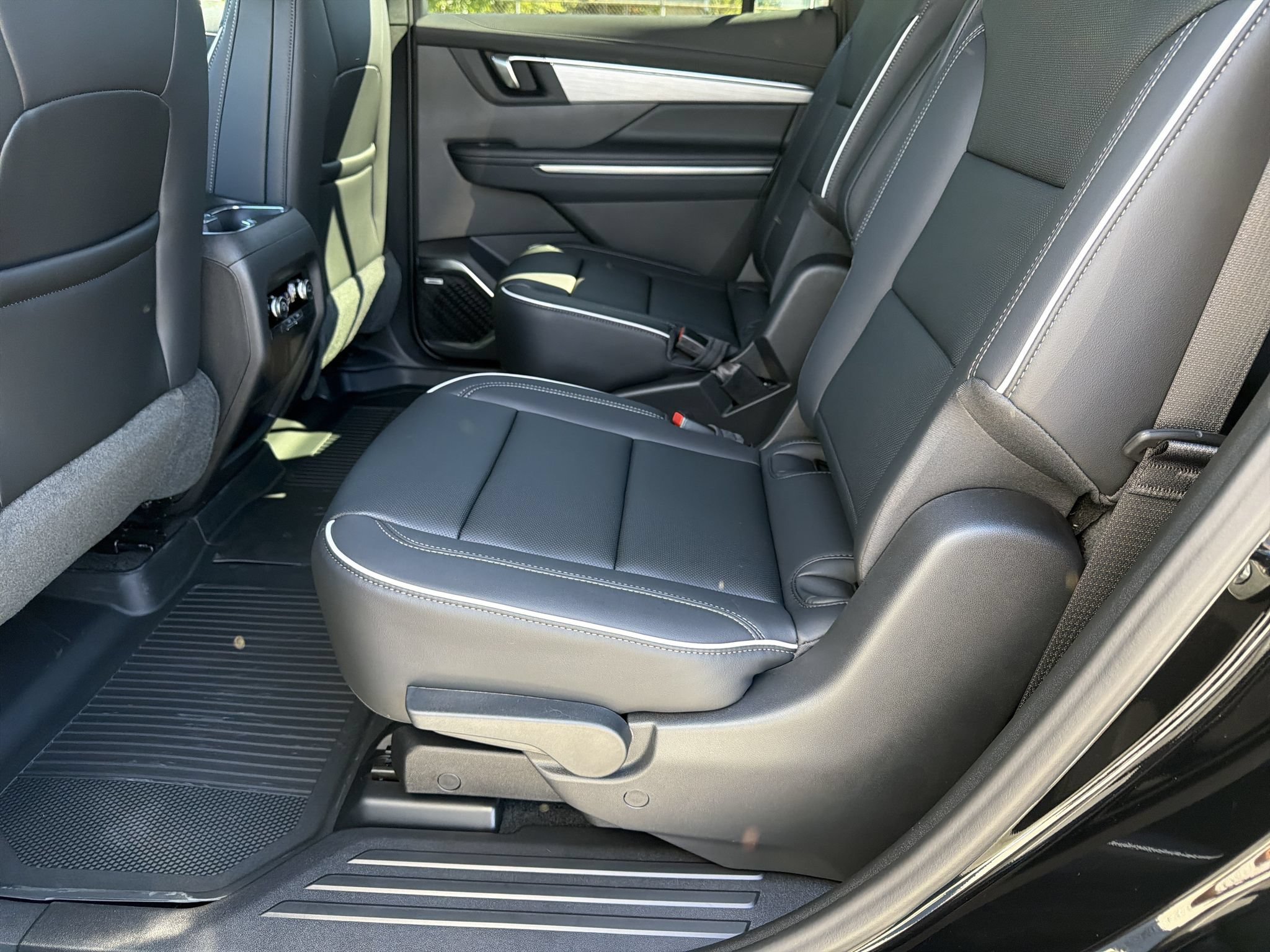 New 2027 Buick Enclave Preferred w/ LPO, Floor Liner Package FWD image 17