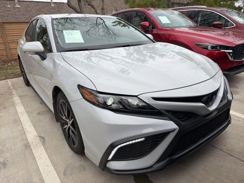 Used 2024 Toyota Camry SE image 2