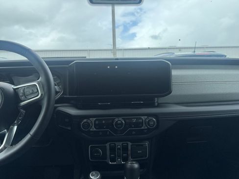 Used 2025 Jeep Wrangler Sahara image 21