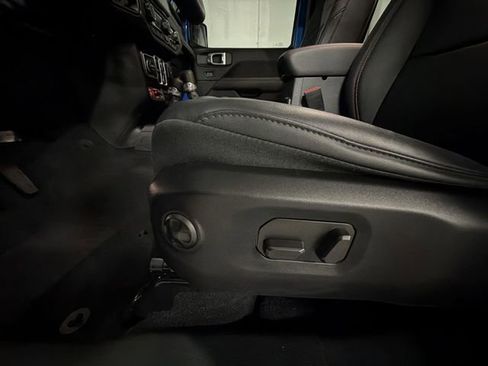 Used 2024 Jeep Gladiator Rubicon w/ Technology Group image 19