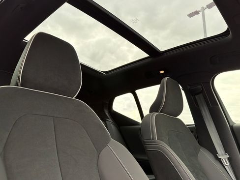 Used 2025 Volvo XC40 B5 Ultra w/ Climate Package image 17