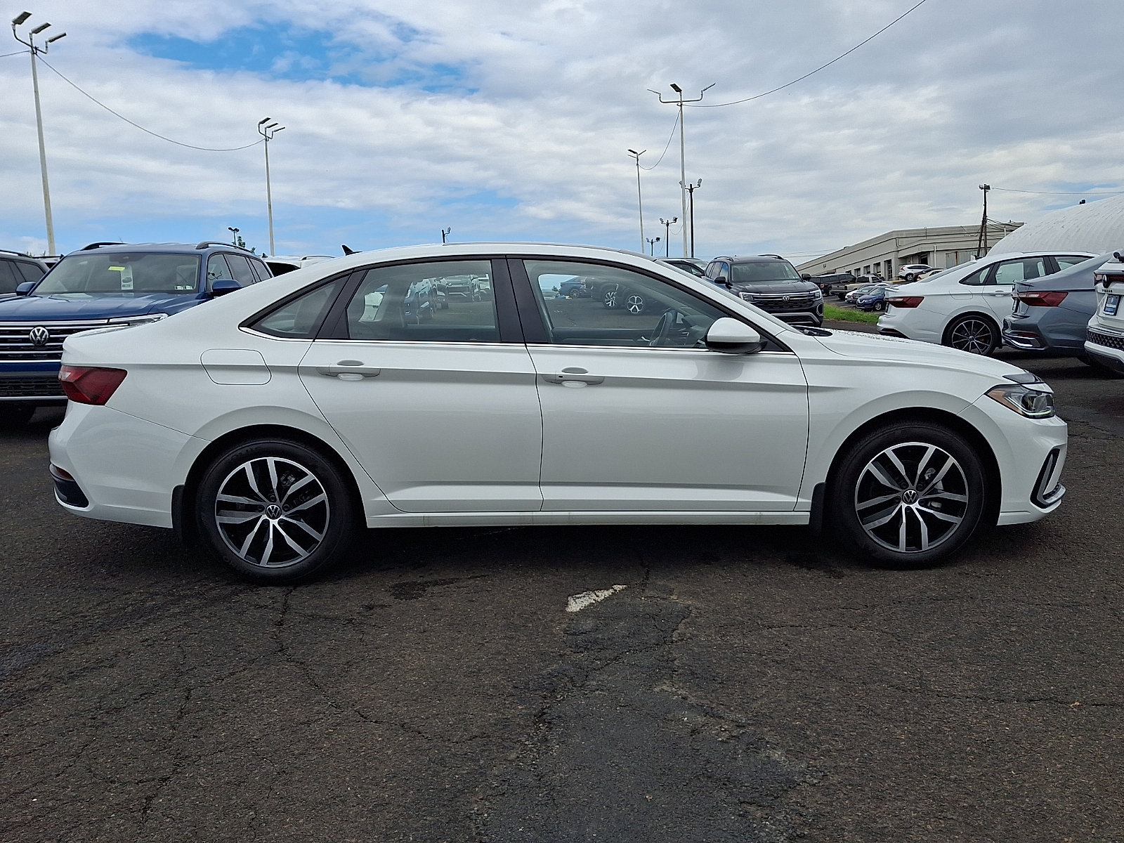 Used 2026 Volkswagen Jetta SE FWD image 8