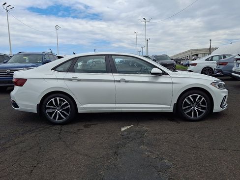 Used 2026 Volkswagen Jetta SE FWD image 8
