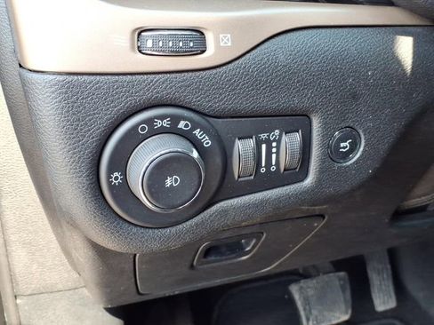 Used 2017 Jeep Cherokee Limited w/ Luxury Group AWD/4WD image 23