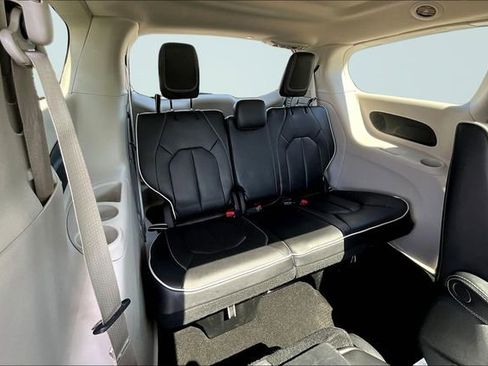 Used 2023 Chrysler Pacifica Limited image 27