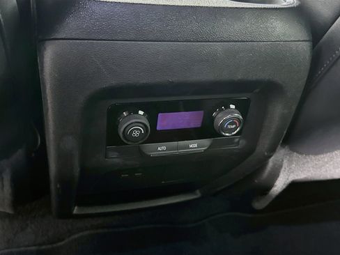 Used 2025 Chevrolet Traverse LT FWD image 27