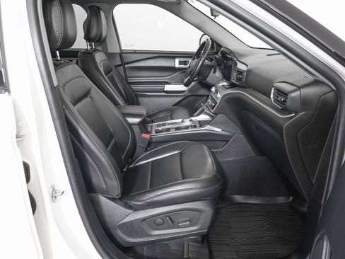 Used 2022 Ford Explorer XLT w/ Equipment Group 202A image 9