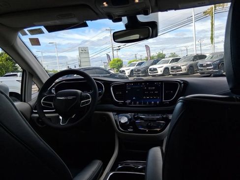 Used 2022 Chrysler Pacifica Limited AWD/4WD image 30